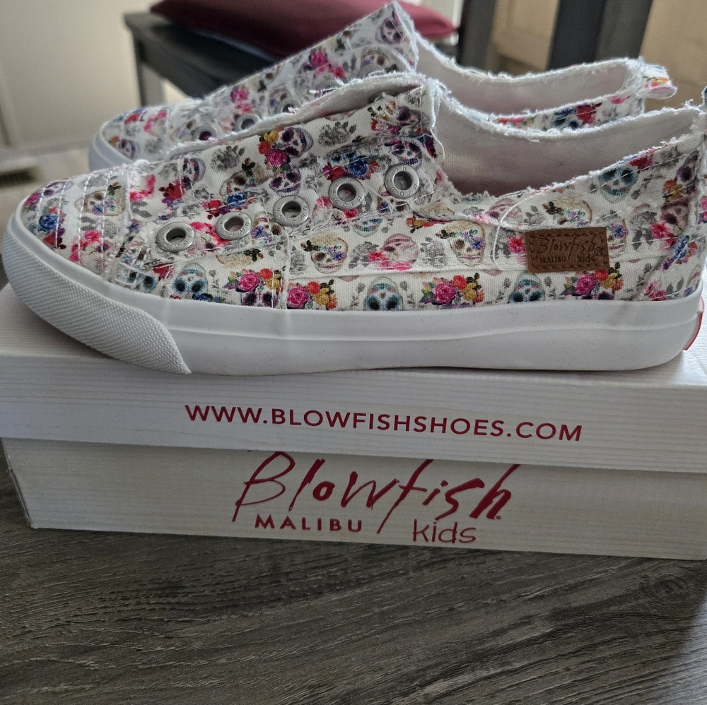 Blowfish White and Pink Sugar Skull Play-K Style Size 3... Worn Once